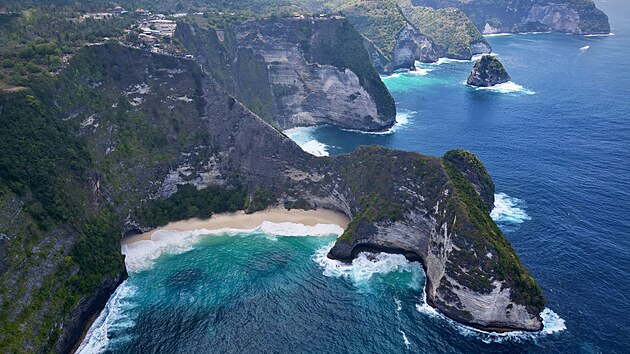 Ostrov Nusa Penida je skryt diamant Indonsie. Zapomete na Bali a uijte si dovolenou plnou dokonalch pl a perfektnch lokalit na potpn.
