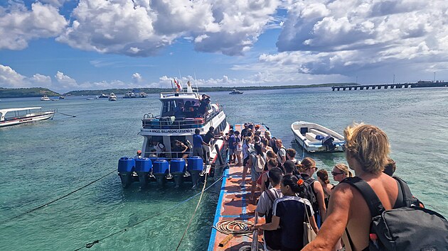 Na ostrov Nusa Penida jezd denn z nedalekho Bali destky lod. Cesta zabere zhruba pl hodiny.