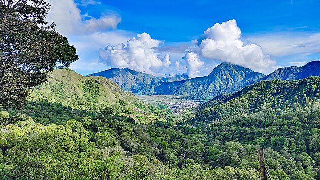 Lombok nese p�ezd�vku Ostrov tis�ce me�it. V�zvy k modlitb� se oz�vaj� i v odlehl� vesni�ce Sembalun ukryt� v srdci hor.