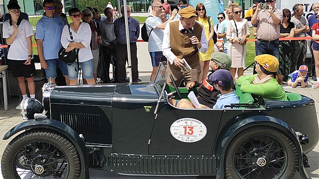 Vce ne stovka historickch automobil se o vkendu ukzala v Jihlav, kde byl jeden z kontrolnch bod zvodu 1000 mil eskoslovenskch. Na snmku vz MG PA z roku 1934.