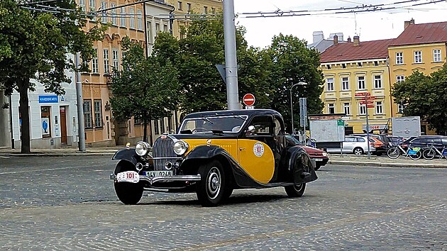 Vce ne stovka historickch automobil se o vkendu ukzala v Jihlav, kde byl jeden z kontrolnch bod zvodu 1000 mil eskoslovenskch. S slem 101 na tra vyrazili Eva a Jakub Stauchovi ve tlitrovm Bugatti 44 z roku 1928.