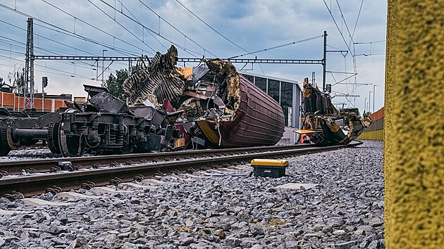 V pondl dojde k odstrann torza znienho vagonu. (10. ervna 2024)