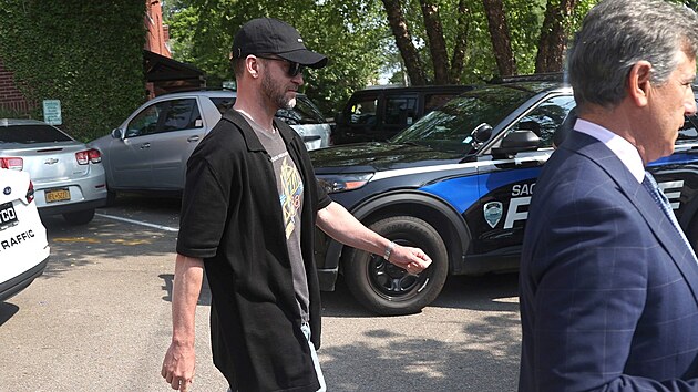 Justin Timberlake odchz po noci strven na policejn stanici v v Sag Harboru (18. ervna 2024)