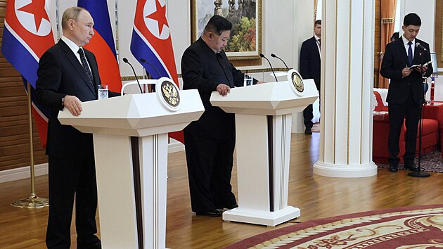 Rusk prezident Vladimir Putin a severokorejsk vdce Kim ong-un se astn tiskov konference po jednn v severokorejskm Pchjongjangu. (19. ervna 2024)