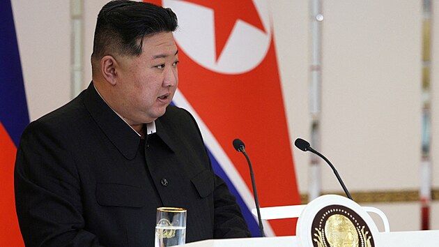 Severokorejsk vdce Kim ong-un se astn tiskov konference po jednn v severokorejskm Pchjongjangu. (19. ervna 2024)