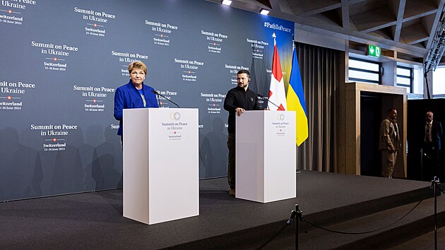 Švýcarská spolková prezidentka Viola Amherdová (vlevo) a ukrajinský prezident Volodymyr Zelenskyj (vpravo) si podávají ruce během tiskového prohlášení během summitu o míru na Ukrajině. (15. června 2024)