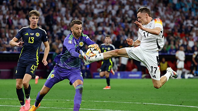 Florian Wirtz nestihl vyp�chnout m�� skotsk�mu brank��ovi Angusovi Gunnovi.