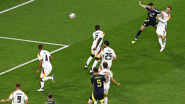 N�meck� obr�nce Antonio R�diger hlavi�kuje m�� do vlastn� br�ny.