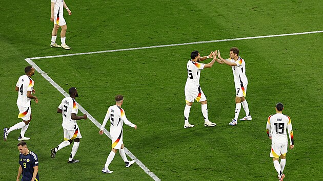 N�me�t� fotbalist� slav� v�hru nad Skotskem.