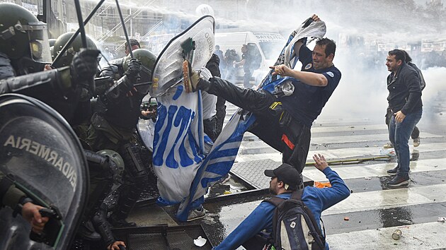 V Argentin� propukly n�siln� protesty kv�li �sporn�m opat�en�m, kter� prosazuje prezident Javier Milei (12. �ervna 2024)