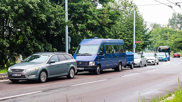 Ped mostem mus idii ekat na zelenou.