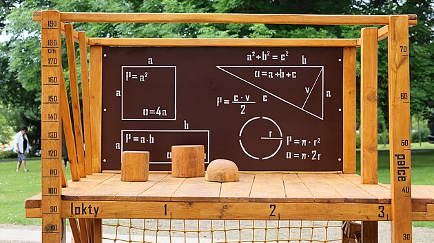 Dtsk prolzaka v podob matematick kostky oivila veejn prostor na chebskm sdliti Skalka. (17. ervna 2024)