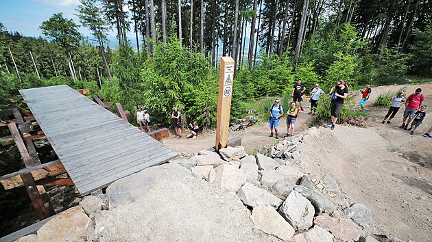 Slavnostn oteven prvn oficiln sjezdov trati pro horsk kola GOEtrail v karlovarskch lzeskch lesch. (8. ervna 2024)