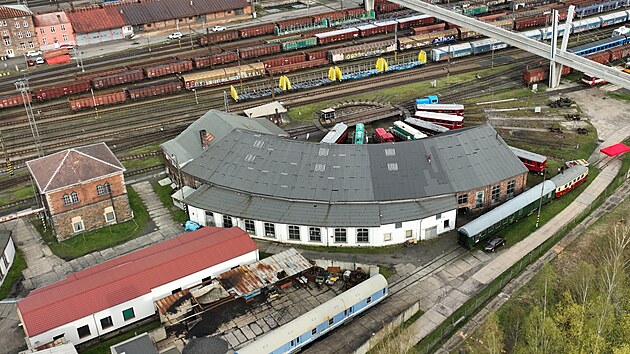 Historick severn rotunda na ndra v Chebu slouila pro opravy vlak. Byla postavena nejpozdji do roku 1873. (7. dubna 2024)