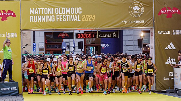 Olomouck ulice opt zaplnili bci, kte vyrazili na tra plmaratonu.