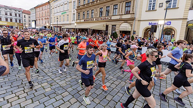 Olomouck ulice opt zaplnili bci, kte vyrazili na tra plmaratonu.