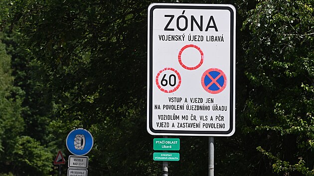 Jeden z vjezd do vojenskho jezdu Libav, kde dolo pi vbuchu munice ke zrann devti vojk.