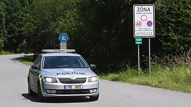 Jeden z vjezd do vojenskho jezdu Libav, kde dolo pi vbuchu munice ke zrann devti vojk.