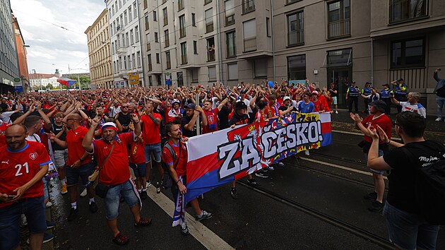 Tisce eskch fanouk vyrazilo do Lipska podpoit reprezentaci. Nladu jim nezkazila ani prtr mraen i ticetistupov vedra. (18. ervna 2024)