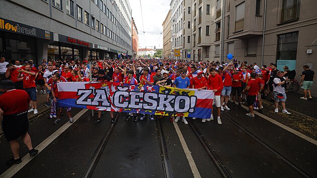 Tisce eskch fanouk vyrazilo do Lipska podpoit reprezentaci. Nladu jim nezkazila ani prtr mraen i ticetistupov vedra. (18. ervna 2024)