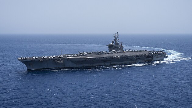 Letadlov� lo� USS Dwight D. Eisenhover, zn�m� jako IKE, proplouv� Rud�m mo�em. (12. �ervna 2024)