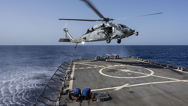 Vrtuln�k HSC-7 p�ist�v� na torp�doborci USS Laboon v Rud�m mo�i. Lo� je sou��st� flotily, kter� chr�n� obchodn� lod� ve vod�ch pobl� Jemenu. (12. �ervna 2024)
