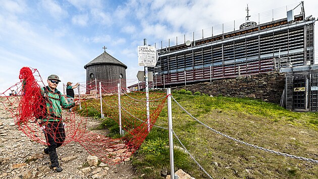 Pracovn�ci Spr�vy KRNAP instalovali na Sn�ce ochrann� s�t� proti neuk�zn�n�m turist�m (18. 6. 2024).