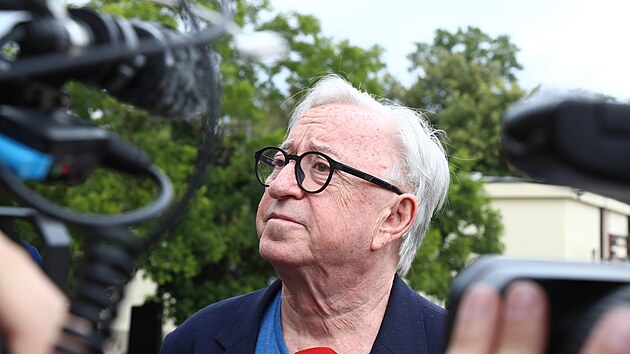 Ji�� L�bus p�ich�z� na posledn� rozlou�en� s Janem Schmidem (13 �ervna 2024).