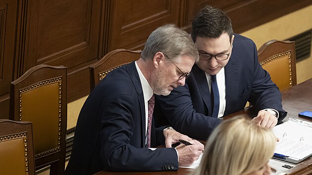 Premir Petr Fiala a ministr zahrani Jan Lipavsk bhem mimodn schze Snmovny (14. ervna 2024)