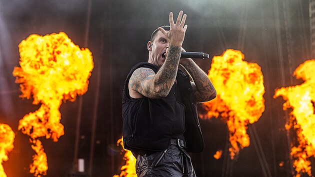 Australsk kapela Parkway Drive rozjela na hradeckm letiti ohovou show. (13. ervna 2024)