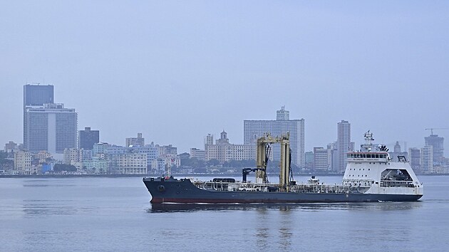 Do havansk�ho p��stavu p�iplula flotila rusk�ho n�mo�nictva, kter� zahrnuje modern� fregatu �i ponorku s jadern�m pohonem. na sn�mku tanker Akademik Pa�in (12. �ervna 2024)