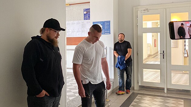 Pracovnci bezpenost agentury u soudu. Zleva Patrik Beran, Jindich Ldl a Martin Kadlec. Vichni se doznali. (14. ervna 2024)