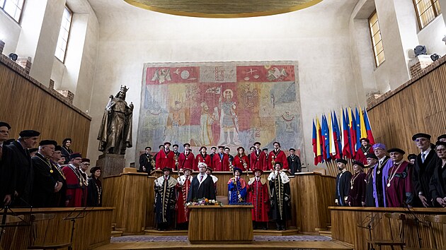 Absolvování vysoké školy má výrazný vliv na budoucí finanční ohodnocení. Rozdíl v průměrném měsíčním výdělku absolventa vysoké školy a absolventa střední školy je 17 600 korun, vyplývá z dat společnosti Platy.cz.