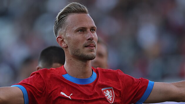 �esk� fotbalista Anton�n Bar�k se raduje z v�t�zn�ho g�lu na 2:1 v p��pravn�m...