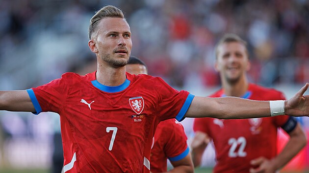 Anton�n Bar�k se raduje z prom�n�n� penalty v gener�lce na Euro se Severn�...