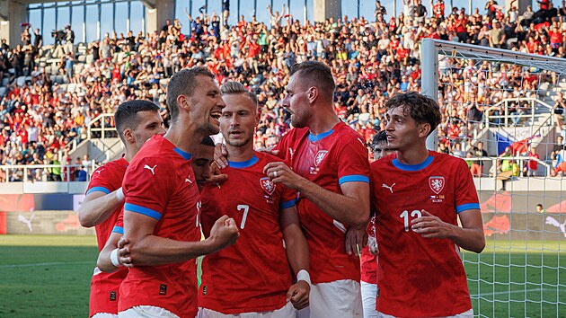 �e�t� fotbalist� se raduj� z v�t�zn�ho g�lu Anton�na Bar�ka (��slo 7) v...