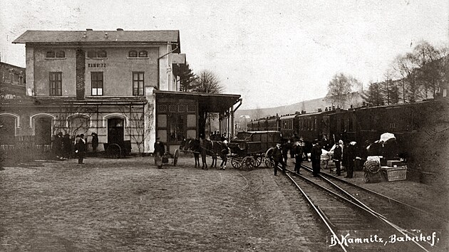 Stanice �esk� Kamenice na sn�mku p�ed rokem 1908, tedy p�ed zest�tn�n�m �esk� severn� dr�hy