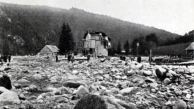 Nsledky povodn z ervence 1897 ve pindlerov Mln. Velk voda si tehdy na hornm Labi vydala 120 lidskch ivot.