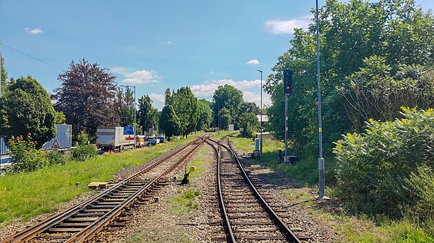 Rozvtven trat ve stanici esk Kamenice. Koleje vlevo vedou do stanice Jedlov, koleje vpravo do Kamenickho enova