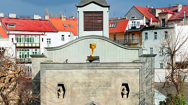 Symboly. Kalich a bible odkazuj na uen mistra Jana Husa a na prvn pohled odhaluj farn pslunost. Pozlacen kalich na prel a hvzda na vi jsou jedinmi vraznmi prvky, kter kostel zdob. Tento pohled se naskt z farskho bytu, kter se nachz v prvnm pate nad prjezdem.