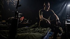 Písluníci ukrajinské 42. mechanizované brigády v zákopech u Vovansku na...