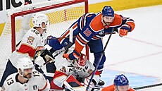 Zach Hyman z Edmontonu (18) v brankovi�ti Floridy. Puk má pod kontrolou branká�...