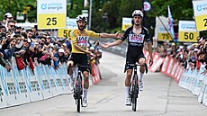 Adam Yates (vlevo) a Joao Almeida v cíli sedmé etapy závodu Kolem �výcarska.