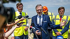 Zleva ministr dopravy R Martin Kupka (ODS), pedseda vlády Petr Fiala a...