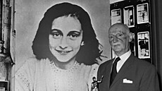 Na snímku z roku 1971 Otto Frank drí cenu, která mu byla udlena za prodej...