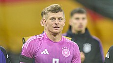 Toni Kroos (8) v r��ovém dresu n�mecké reprezentace v p�ípravném zápase proti...