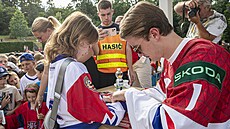 Hokejový branká� Luká� Dostál na p�ivítání a oslav� titulu mistra sv�ta ve...