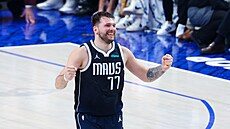 Luka Doni z Dallas Mavericks se raduje ve finále NBA.