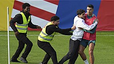 Fanou�ek objímá Cristiana Ronalda na tréninku portugalské reprezentace.