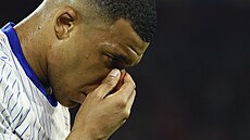 Francouzský útoník Kylian Mbappé se drí za zlomený nos v zápase s Rakouskem.